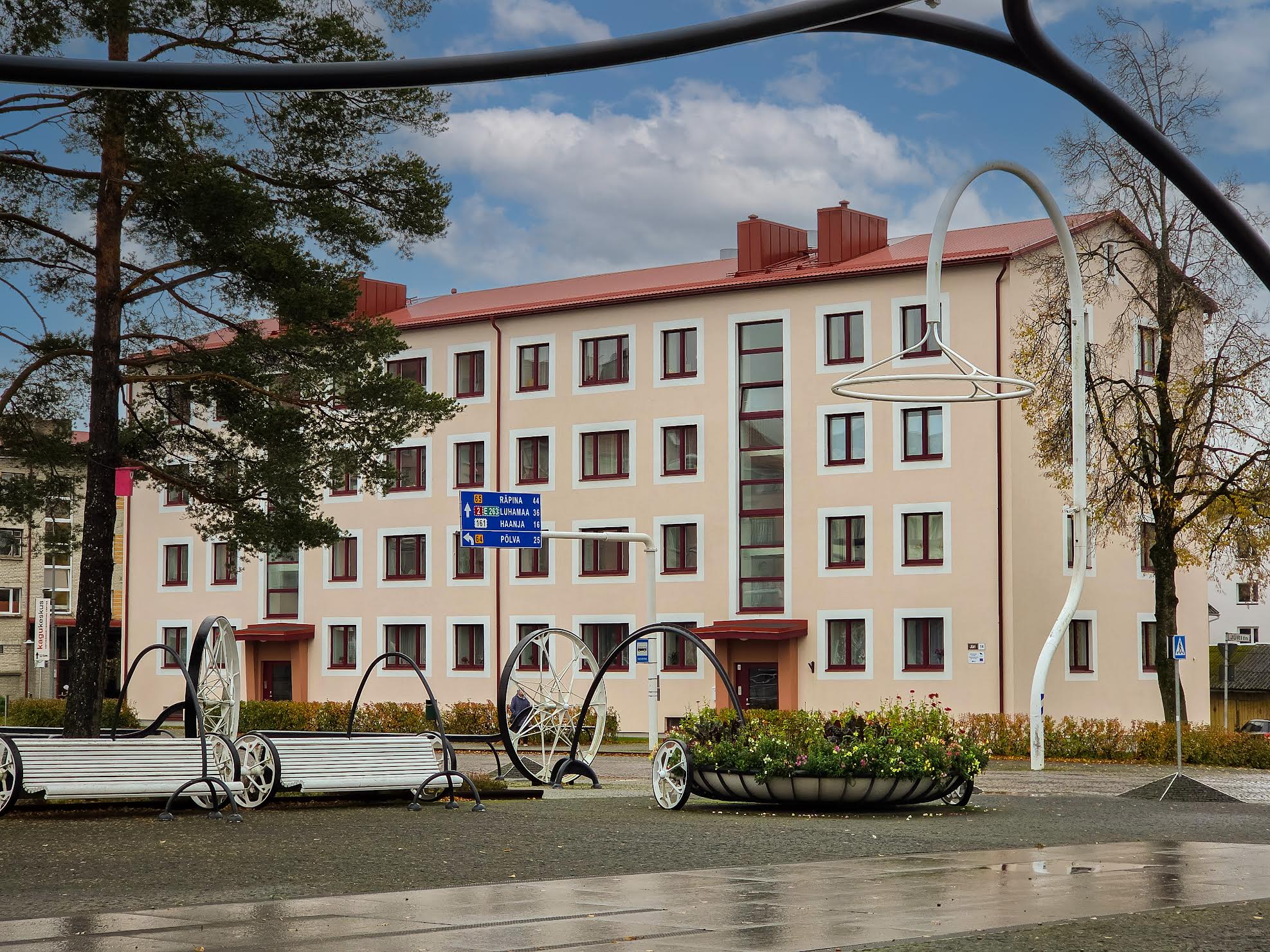 Eriauhinna saanud Jüri tn 14 asuv kortermaja keskväljaku ääres. FOTO: Aigar Nagel